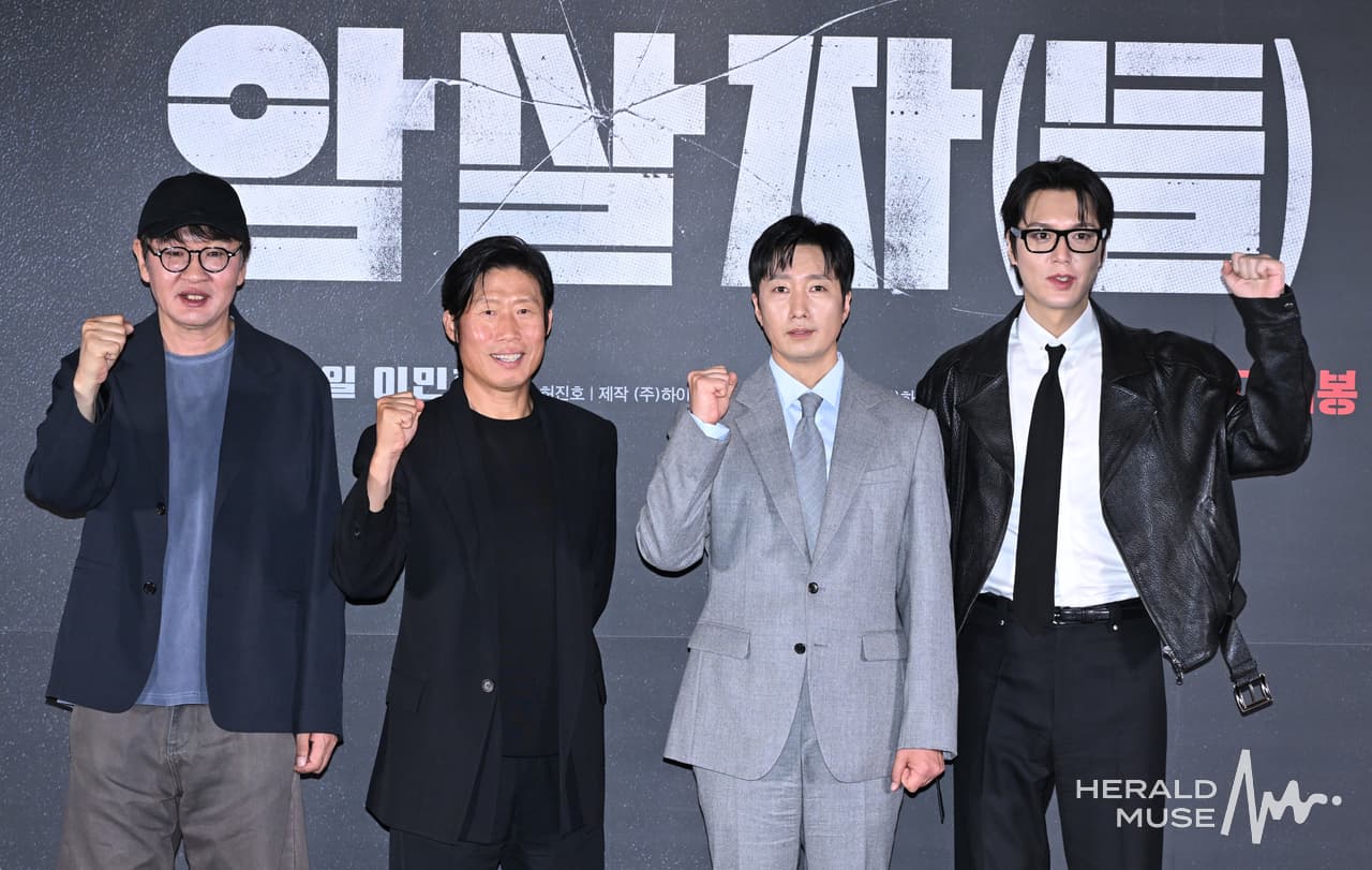 영화 암살자(들), 박스오피스 1위 속 터지는 역사 왜곡 논란