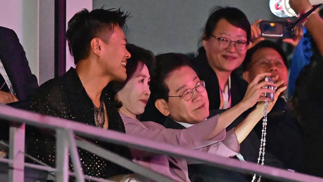 박진영 — 이 대통령, '국감 출석' JYP 박진영에 "합당한 예우 못 해 안타까워"