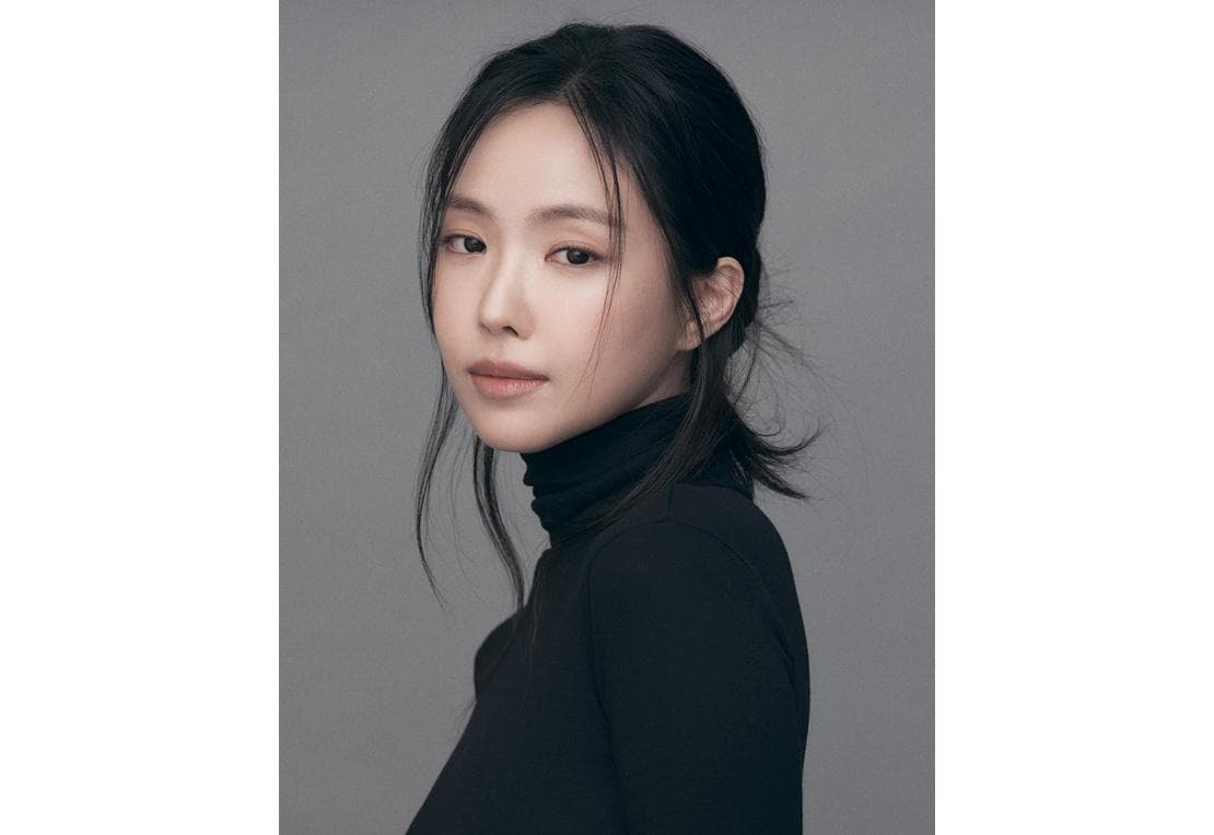 손나은 — 배우 손나은, 모친상… 동생과 슬픔 속 빈소 지켜