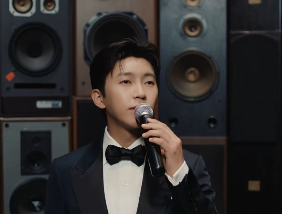 임영웅 — 영웅신문 임영웅, 팬들의 피켓이 한 편의 노래로…'부디 행복해질 것' 뮤비 공개→특별한 사랑의 화답