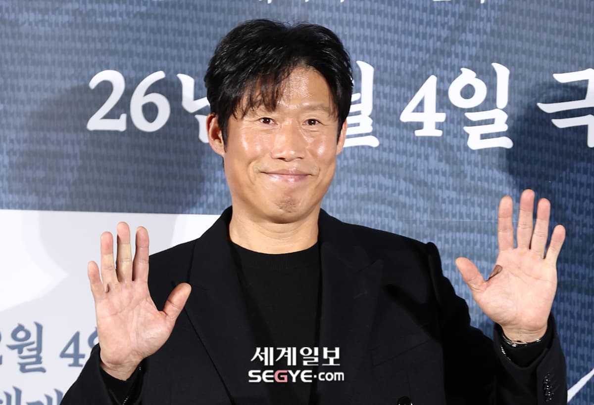 유해진 — 포토 유해진 '반가운 손인사'