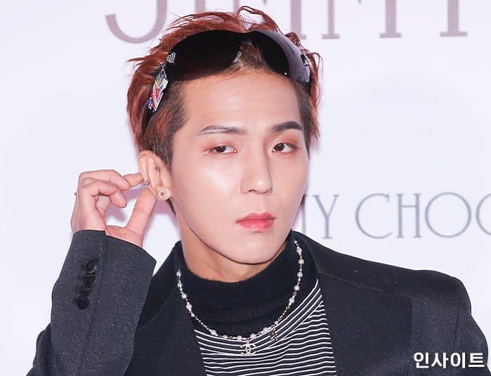 송민호 — 사람 많은 곳 두렵다던 송민호, "상탈하고 파티 즐겼다" 목격담 제기... '선택적 대인기피' 논란