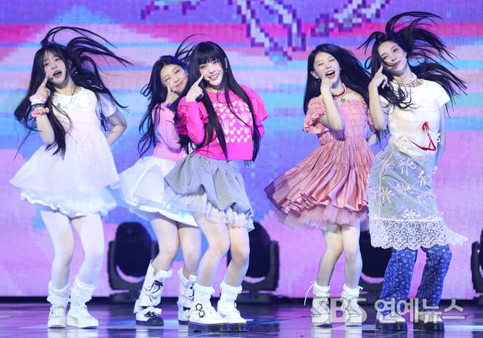 아일릿 — E포토 아일릿, 데뷔 무대부터 '슈퍼 이끌림'